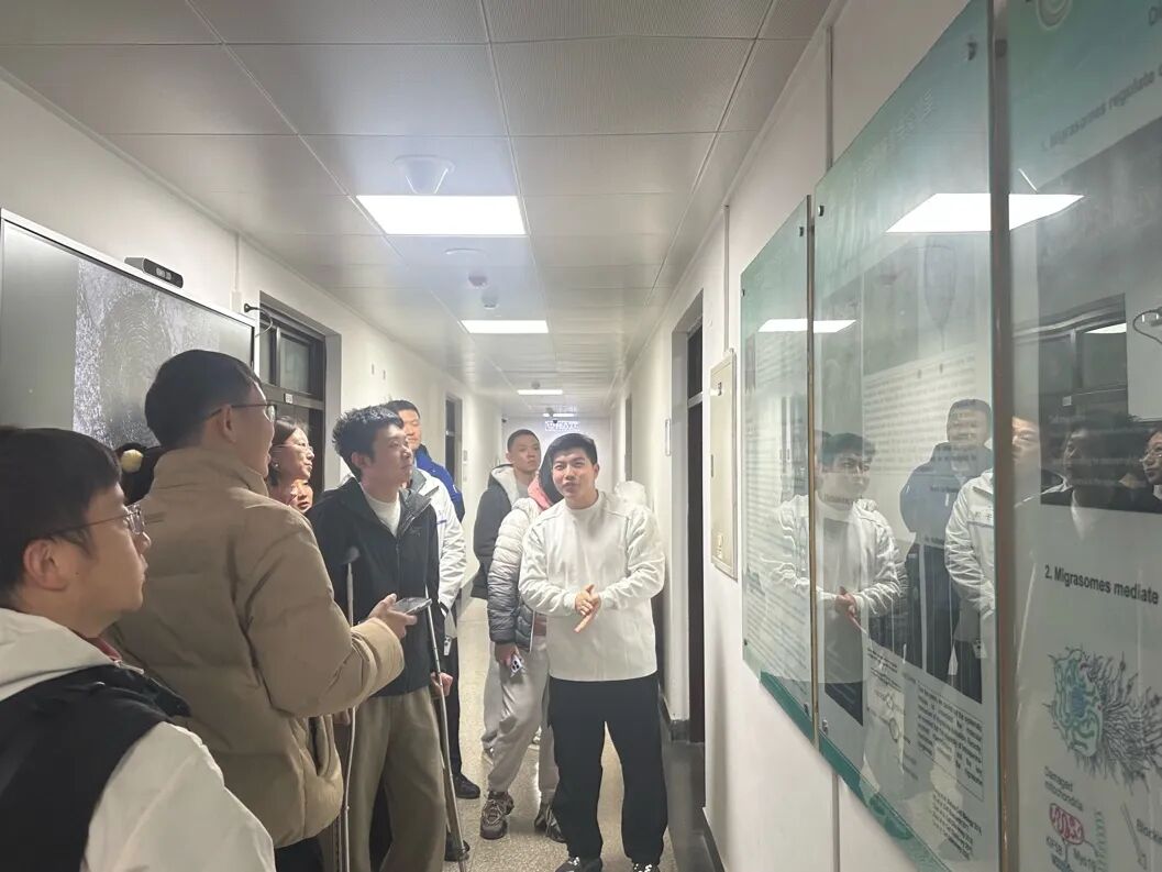 探研膜生前沿 解码科创融合 —— 清华 - 康奈尔双学位金融 MBA 学生参访生命科学学院俞立教授实验室(膜生物学国家重点实验室)